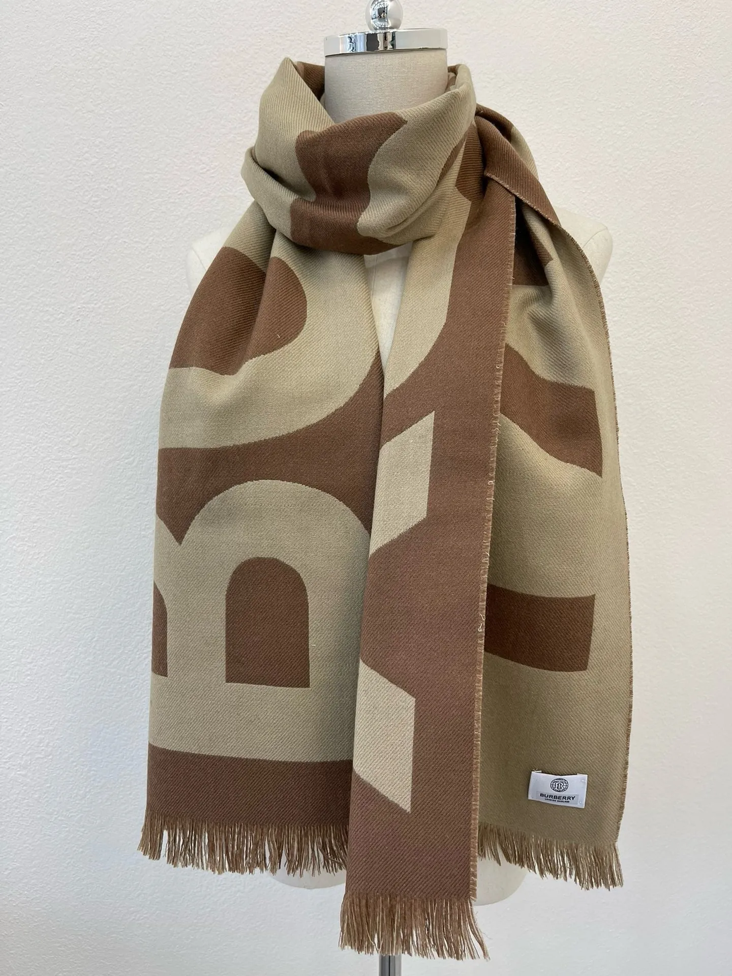 CLTH389 B Logo Wool Jacquard Scarf / 188 x 33cm/74 x 13in