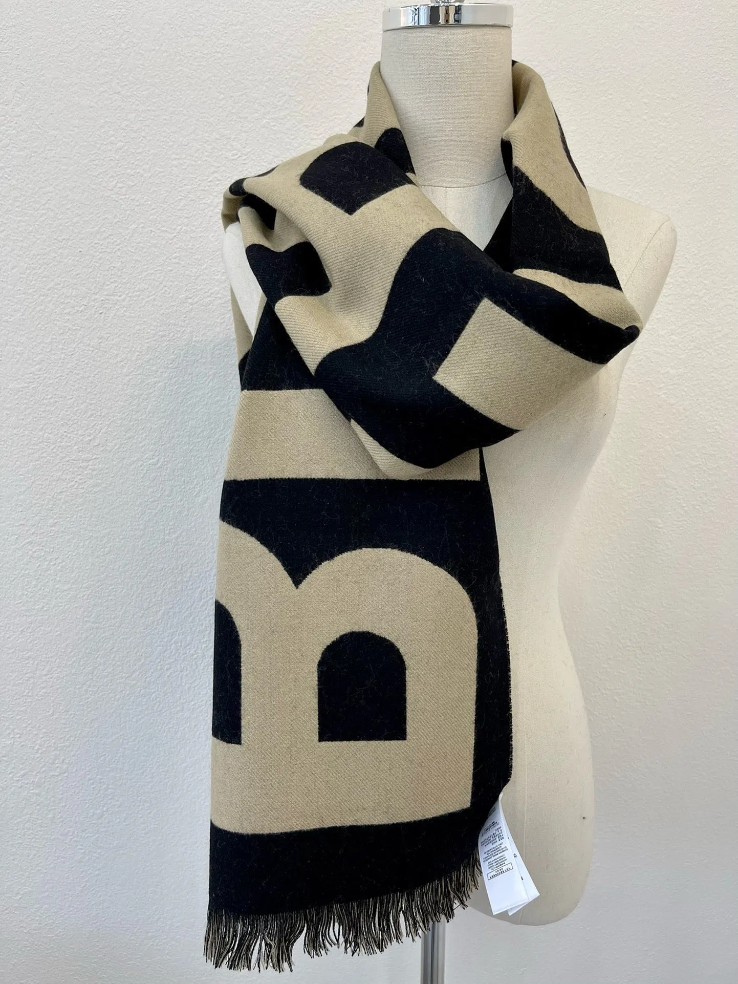 CLTH389 B Logo Wool Jacquard Scarf / 188 x 33cm/74 x 13in