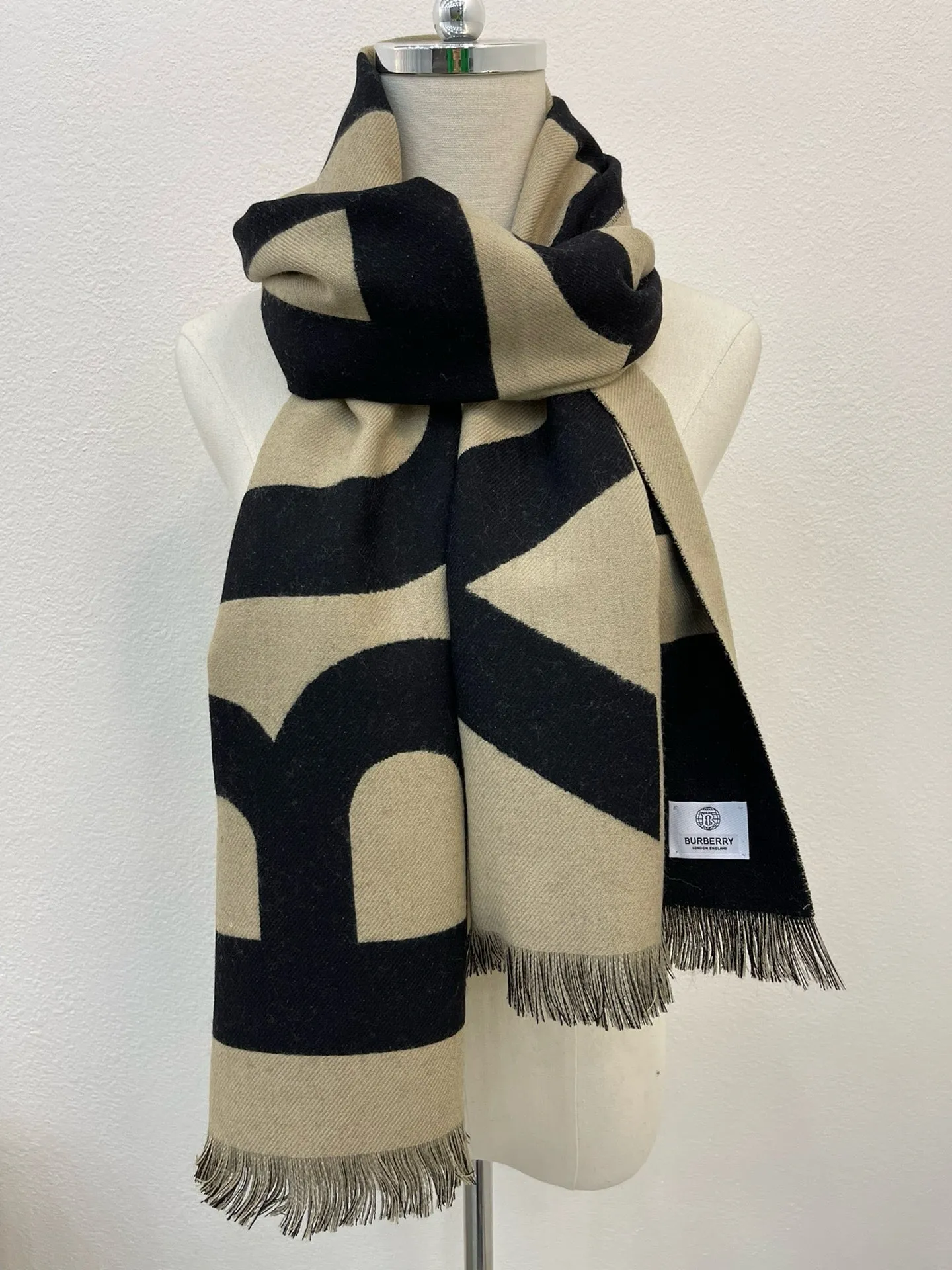 CLTH389 B Logo Wool Jacquard Scarf / 188 x 33cm/74 x 13in